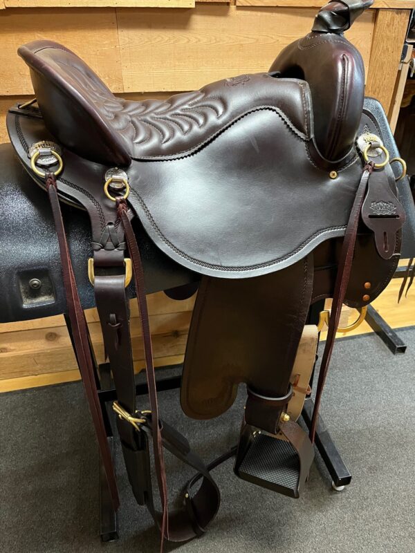 Tucker Cheyenne Frontier 16 1/2" Wide Fit Round Skirt Trail Saddle Like New!